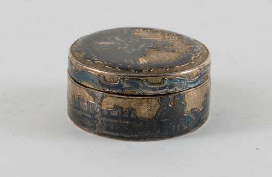 SMALL ROUND SILVER BOX WITH SHEPHERDESS AND COUPLES IN FRONT OF LANDSCAPE - photo 2