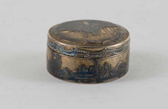 SMALL ROUND SILVER BOX WITH SHEPHERDESS AND COUPLES IN FRONT OF LANDSCAPE - фото 3