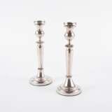 PAIR OF SILVER CANDLESTICKS WITH SPHERICAL NODE - фото 1