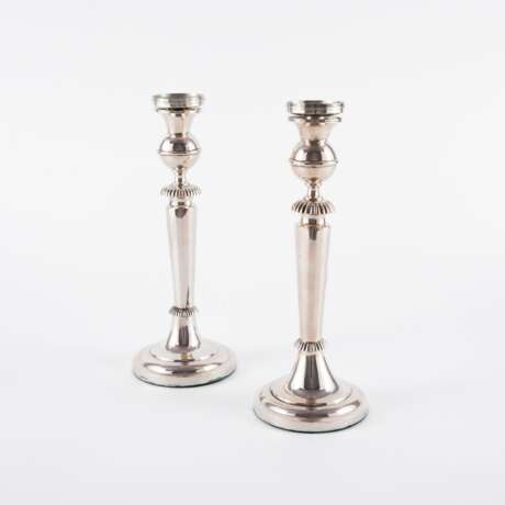 PAIR OF SILVER CANDLESTICKS WITH SPHERICAL NODE - Foto 1