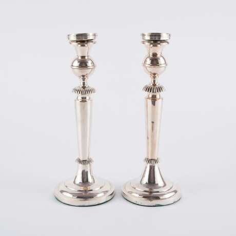 PAIR OF SILVER CANDLESTICKS WITH SPHERICAL NODE - фото 2