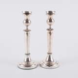 PAIR OF SILVER CANDLESTICKS WITH SPHERICAL NODE - Foto 3