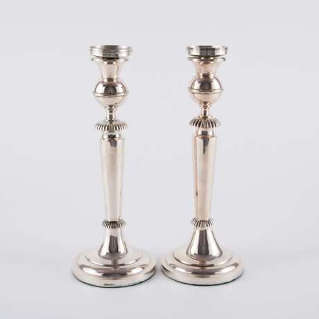 PAIR OF SILVER CANDLESTICKS WITH SPHERICAL NODE - Foto 4
