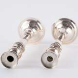 PAIR OF SILVER CANDLESTICKS WITH SPHERICAL NODE - Foto 5