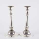 PAIR OF SILVER CANDLESTICKS WITH ASTER LEAF DECOR - фото 2