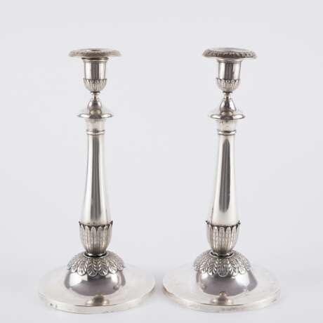 PAIR OF SILVER CANDLESTICKS WITH ASTER LEAF DECOR - фото 3