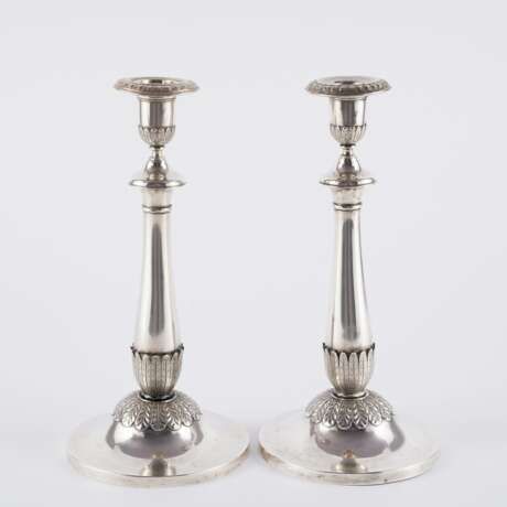 PAIR OF SILVER CANDLESTICKS WITH ASTER LEAF DECOR - фото 4