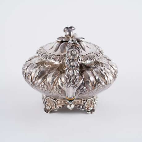 THREE PIECE SILVER GEORGE IV TEA SERVICE WITH FLORAL RELIEF DECOR - photo 2