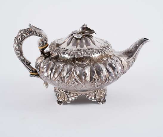 THREE PIECE SILVER GEORGE IV TEA SERVICE WITH FLORAL RELIEF DECOR - фото 3