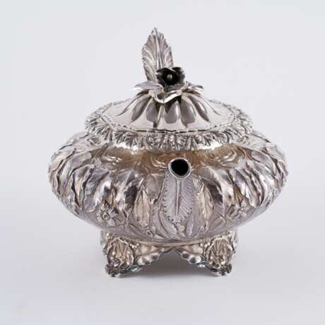 THREE PIECE SILVER GEORGE IV TEA SERVICE WITH FLORAL RELIEF DECOR - Foto 4