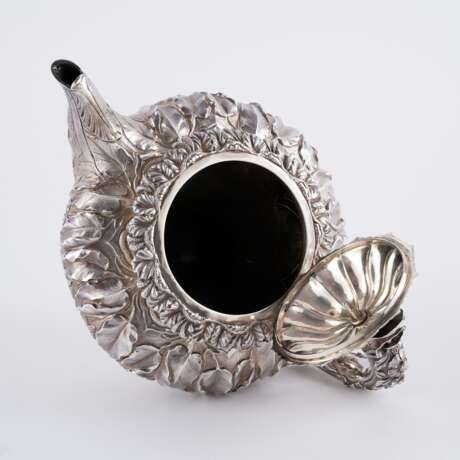 THREE PIECE SILVER GEORGE IV TEA SERVICE WITH FLORAL RELIEF DECOR - Foto 5