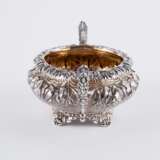 THREE PIECE SILVER GEORGE IV TEA SERVICE WITH FLORAL RELIEF DECOR - Foto 9