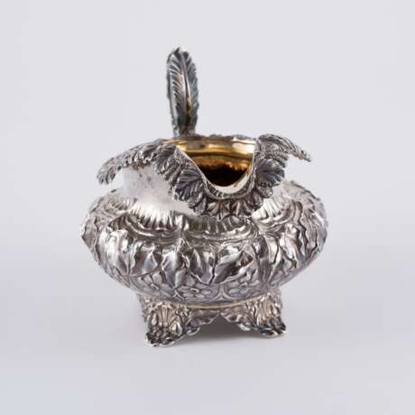 THREE PIECE SILVER GEORGE IV TEA SERVICE WITH FLORAL RELIEF DECOR - Foto 14