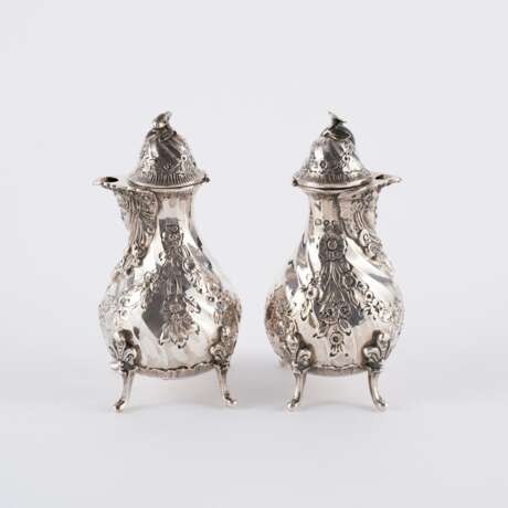 A PAIR OF SILVER-FOOTED VICTORIA JUGS WITH MASCARONS - photo 2