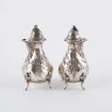 A PAIR OF SILVER-FOOTED VICTORIA JUGS WITH MASCARONS - фото 2