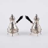 A PAIR OF SILVER-FOOTED VICTORIA JUGS WITH MASCARONS - фото 4