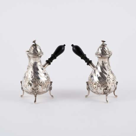A PAIR OF SILVER-FOOTED VICTORIA JUGS WITH MASCARONS - photo 4