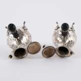 A PAIR OF SILVER-FOOTED VICTORIA JUGS WITH MASCARONS - фото 5