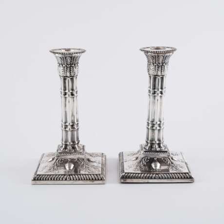 PAIR OF SILVER VICTORIA CANDLESTICKS WITH VASE ORNAMENTATION AND COLUMN STEM - photo 2