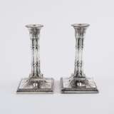 PAIR OF SILVER VICTORIA CANDLESTICKS WITH VASE ORNAMENTATION AND COLUMN STEM - фото 2