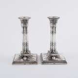PAIR OF SILVER VICTORIA CANDLESTICKS WITH VASE ORNAMENTATION AND COLUMN STEM - Foto 3