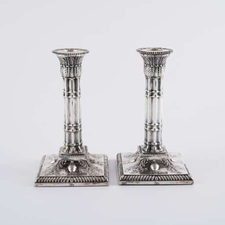 PAIR OF SILVER VICTORIA CANDLESTICKS WITH VASE ORNAMENTATION AND COLUMN STEM - photo 3
