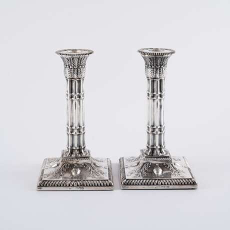 PAIR OF SILVER VICTORIA CANDLESTICKS WITH VASE ORNAMENTATION AND COLUMN STEM - photo 4