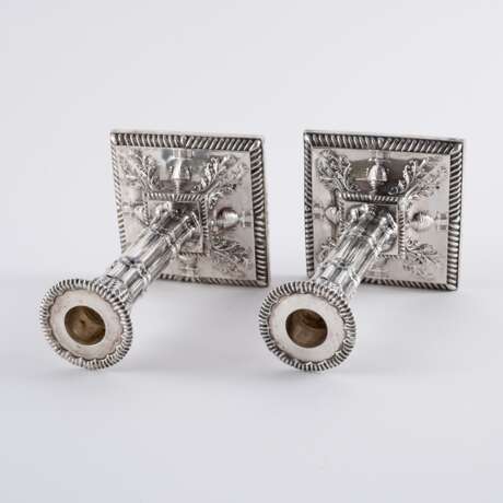 PAIR OF SILVER VICTORIA CANDLESTICKS WITH VASE ORNAMENTATION AND COLUMN STEM - Foto 5