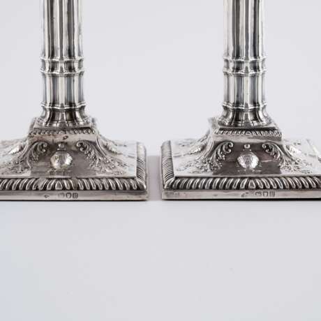 PAIR OF SILVER VICTORIA CANDLESTICKS WITH VASE ORNAMENTATION AND COLUMN STEM - фото 7