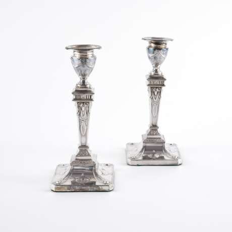 PAIR OF SILVER VICTORIA CANDLESTICKS WITH ANTIQUE DECOR - фото 1