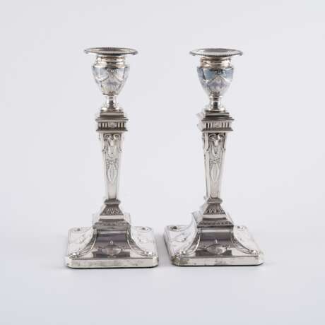 PAIR OF SILVER VICTORIA CANDLESTICKS WITH ANTIQUE DECOR - фото 3