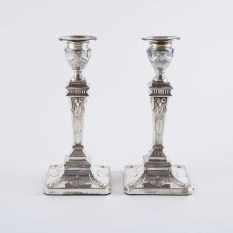 PAIR OF SILVER VICTORIA CANDLESTICKS WITH ANTIQUE DECOR - Foto 4