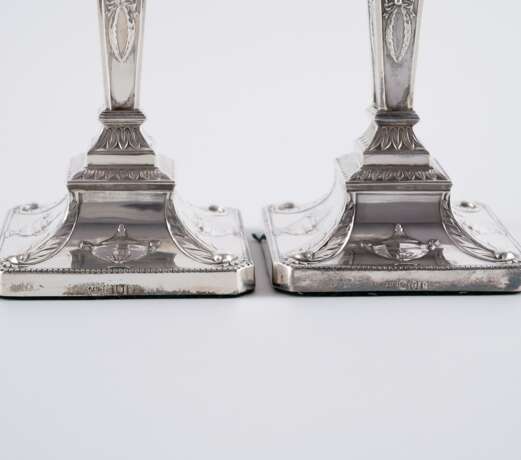 PAIR OF SILVER VICTORIA CANDLESTICKS WITH ANTIQUE DECOR - фото 7