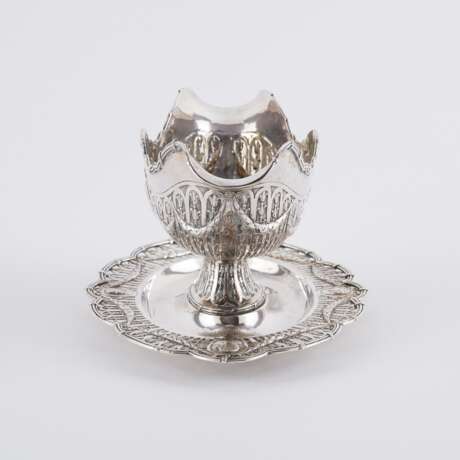 SILVER SAUCIERE ON FIXED BOTTOM PLATE WITH PORTRAIT MEDALLIONS - photo 2