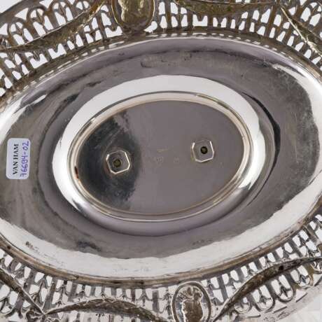 SILVER SAUCIERE ON FIXED BOTTOM PLATE WITH PORTRAIT MEDALLIONS - photo 7