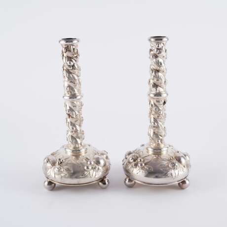 PAIR OF SILVER CANDLESTICKS WITH FRUIT ORNAMENTATION - фото 2