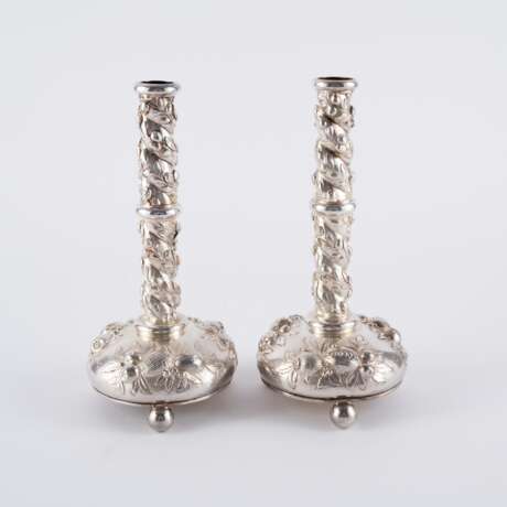 PAIR OF SILVER CANDLESTICKS WITH FRUIT ORNAMENTATION - Foto 4