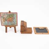 SCHOOL WITH LITTLE DOLLS, TEACHER, BLACKBOARD, WORLD MAP AND WRITING UTENSILS MADE OF WOOD, CARDBOARD, SLATE, TEXTILES, SPONGES AND PAPER - Foto 5