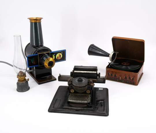 CHILDREN'S TYPEWRITER, SMALL LATERNA MAGICA, DOLL'S GRAMMOPHONE "PIGMYPHONE" MADE OF SHEET METAL, GLASS, CARDBOARD, SHELLAC AND METAL - photo 1
