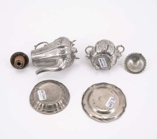 ASSORTED LOT OF MINIATURE TIN TABLEWARE PIECES - фото 5