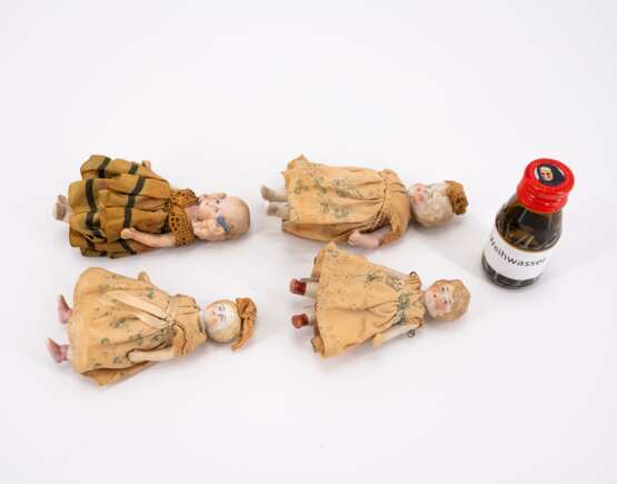DOLL IN NUN'S HABIT, FOUR BISQUE PORCELAIN HEAD DOLLS AND A DOLL'S HEAD MADE OF PORCELAIN, TEXTILE, WOODEN BEADS AND METAL - Foto 4