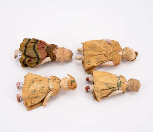 DOLL IN NUN'S HABIT, FOUR BISQUE PORCELAIN HEAD DOLLS AND A DOLL'S HEAD MADE OF PORCELAIN, TEXTILE, WOODEN BEADS AND METAL - Foto 5