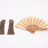 ENSEMBLE OF DOLL ACCESSORIES MADE OF LACE, PAPER, LEATHER, FEATHERS, WOOD AND METAL - Foto 2