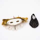 ENSEMBLE OF DOLL ACCESSORIES MADE OF LACE, PAPER, LEATHER, FEATHERS, WOOD AND METAL - Foto 3