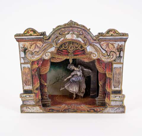 ENSEMBLE OF TWO PAPER THEATRES AND TWO SNOW GLOBES AS MUSIC BOXES MADE OF GLASS, PLASTIC, METAL, WOOD AND PAPER - photo 4