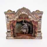 ENSEMBLE OF TWO PAPER THEATRES AND TWO SNOW GLOBES AS MUSIC BOXES MADE OF GLASS, PLASTIC, METAL, WOOD AND PAPER - Foto 4