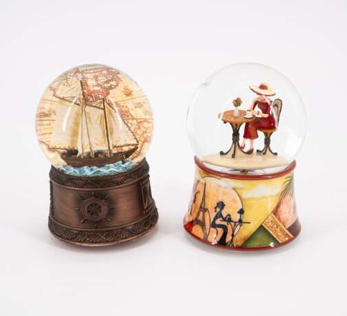 ENSEMBLE OF TWO PAPER THEATRES AND TWO SNOW GLOBES AS MUSIC BOXES MADE OF GLASS, PLASTIC, METAL, WOOD AND PAPER - Foto 6
