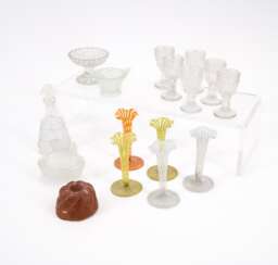 ENSEMBLE OF DOLL'S GLASSWARE MADE OF PRESSED GLASS AND PLASTIC