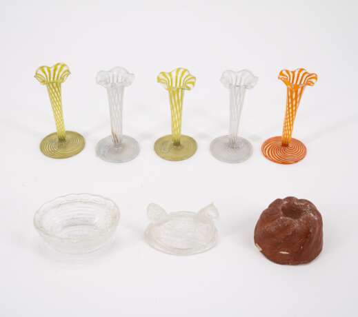 ENSEMBLE OF DOLL'S GLASSWARE MADE OF PRESSED GLASS AND PLASTIC - photo 2