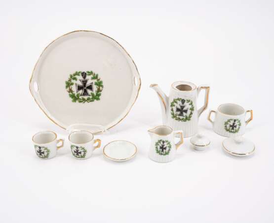 ENSEMBLE OF DELFT PORCELAIN MINIATURE FURNITURE AND A DÉJEUNER WITH IRON CROSS AND OAK LEAVES - Foto 4
